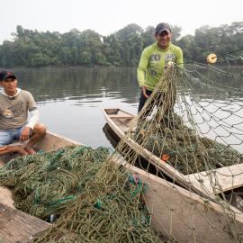 Fishers mending their nets. Credit: Máxime Aliaga